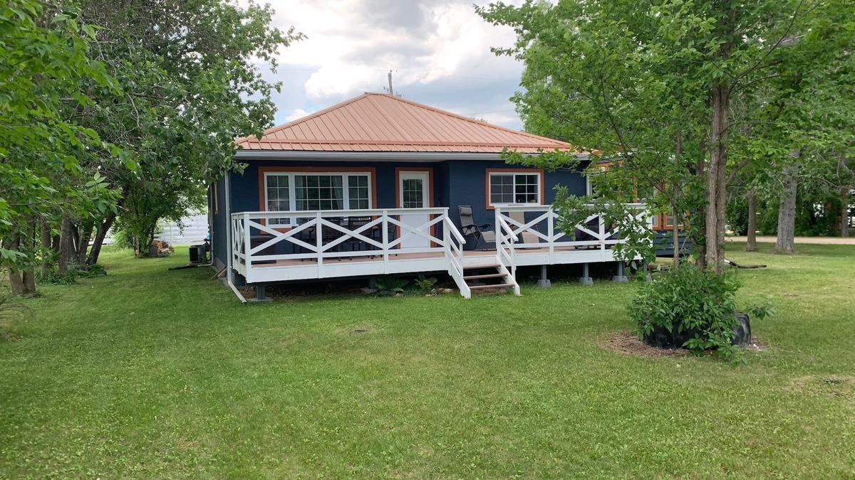 St. Andrews Cottage | 4 Season Family Cottage in Matlock, MB. Close to Matlock Beach (Lake Winnipeg)