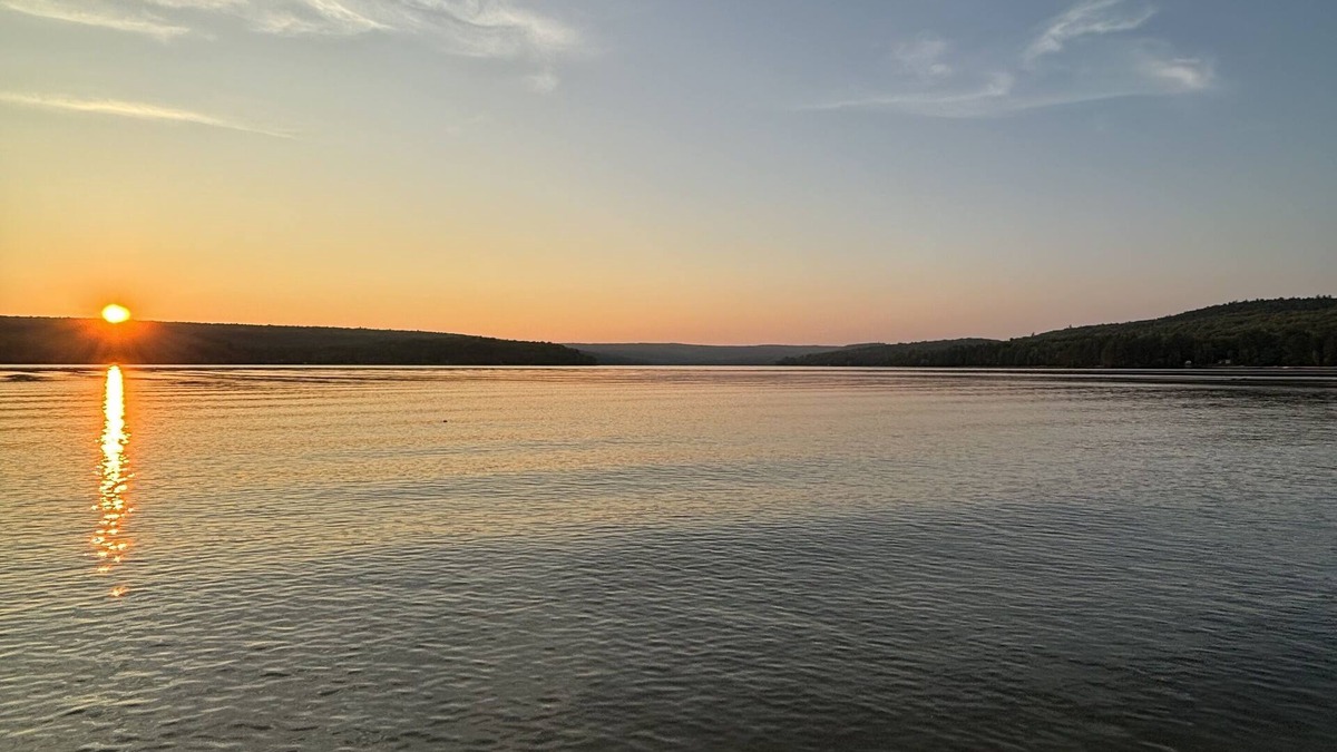 Hastings Highlands House | 4 season LAKEHOUSE on Papineau. Modern vibe, HOT TUB + expansive lake viewsn