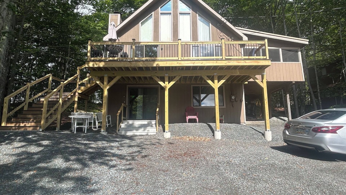 Lake Ariel House | 4 Season Lakeview Chalet in The Hideout Gated Community!