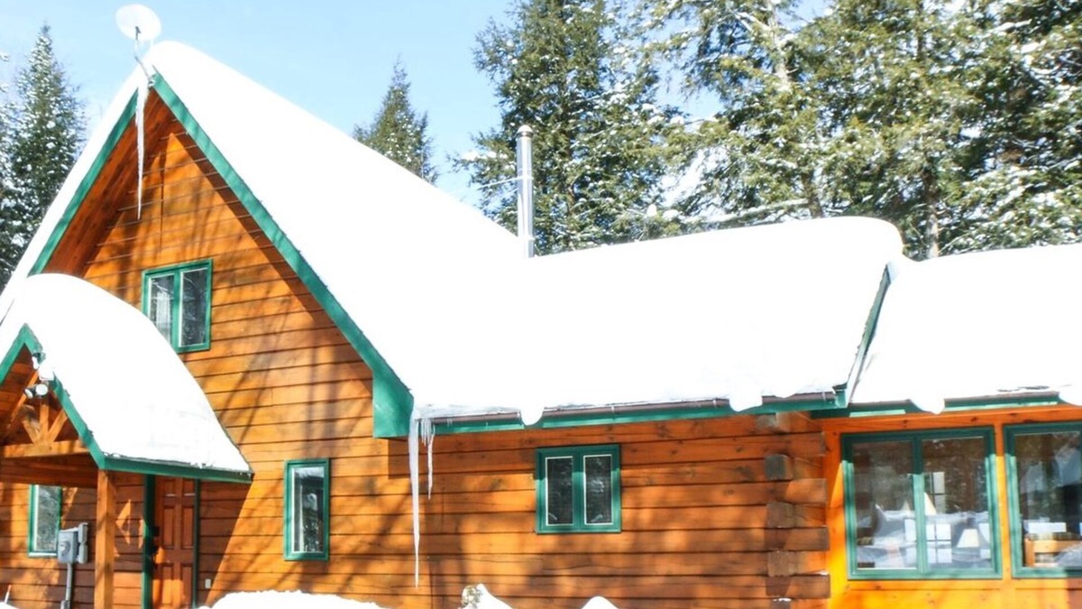 Algonquin Highlands Cottage | 4-Season Private Log Cottage on Kawagama Lake, fireplaces, sunroom, dock, Wifi
