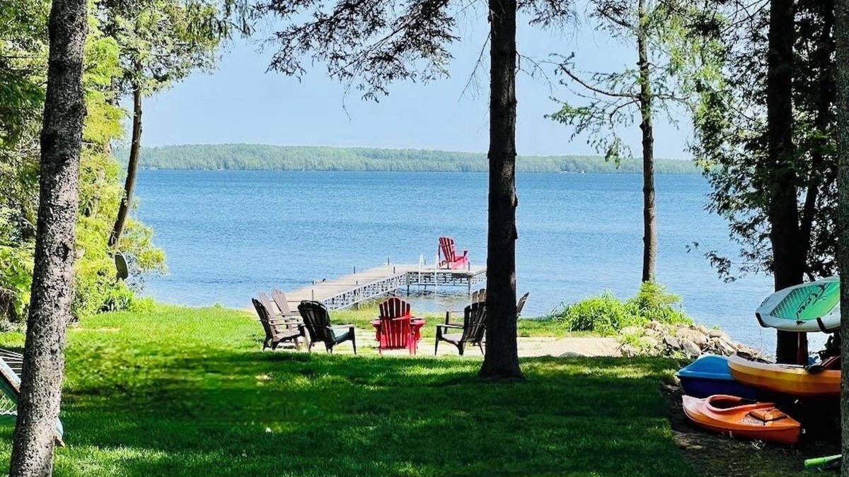 Victoria Road Ski Chalet | 4 season Waterfront Chalet on Balsam Lake - 2hr from GTA - family-friendly spot