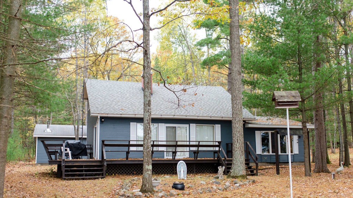Hillman Cottage | 4 Seasons, Charming Lakefront Cottage on Ess Lake