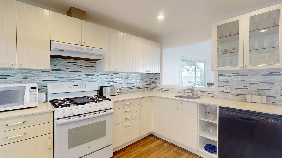 Virginia Cottage | 4 Seasons Lake Front Cottage with direct access to Lake Simcoe. 50 mins to T.O.