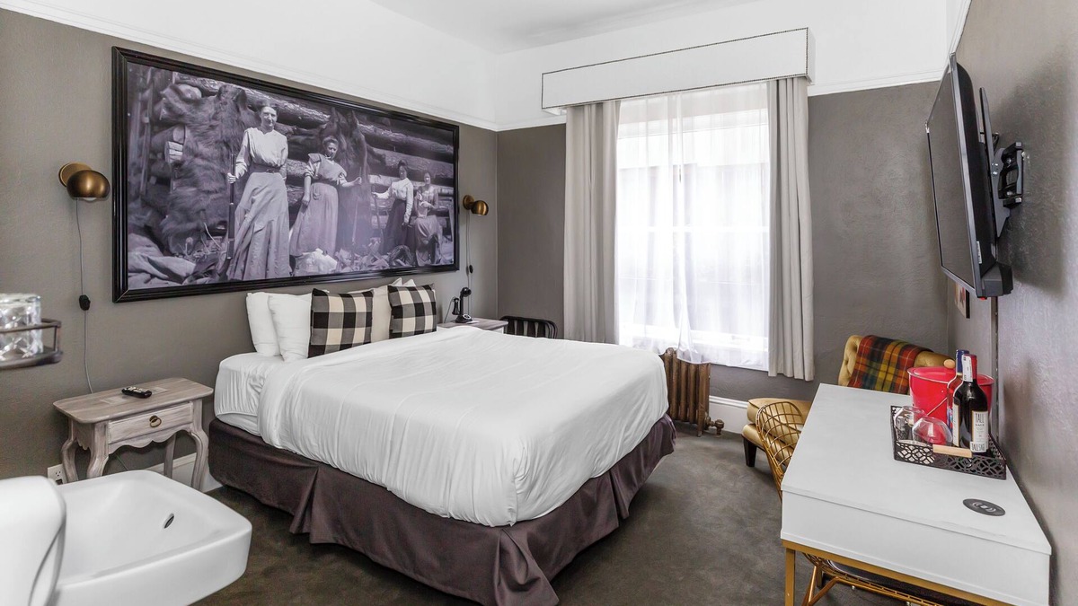 Hood River Hotel | 4 Seasons of Fun! Restaurant, Minutes to Port Marina Park and Mt. Hood Meadows