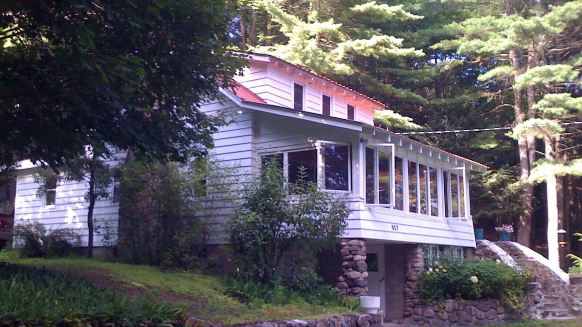 Day House | 4 Seasons Romance and Serenity Discover your Perfect Retreat on Sacandaga Lake!n