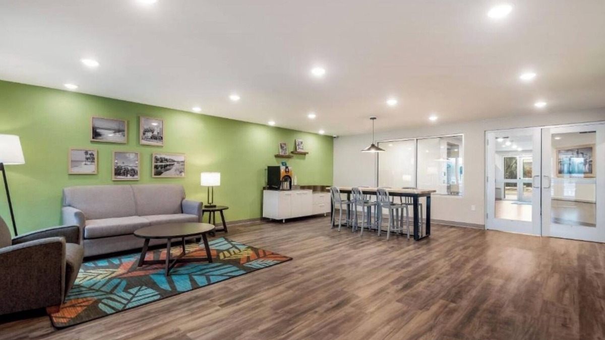 Austin Hotel | 4 Self-Contained Units, Group-Friendly – Queen Bed in Each, Great Location