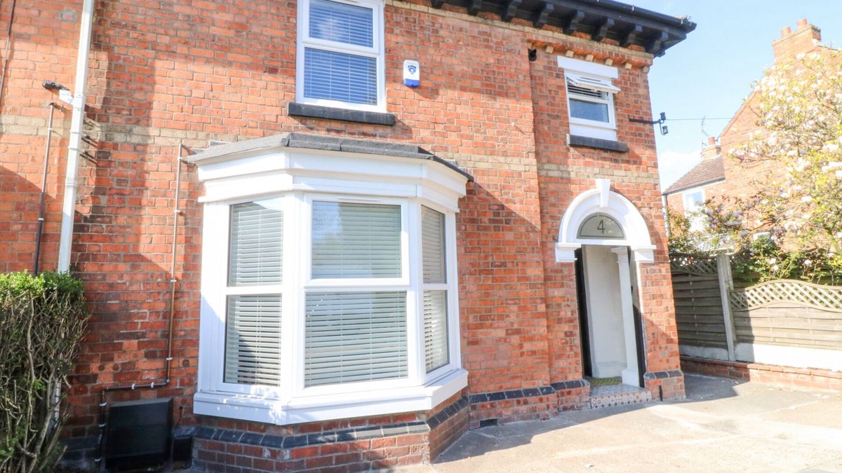 Lincoln Cottage | 4 SOUTH PARK, pet friendly, with a garden in Lincoln