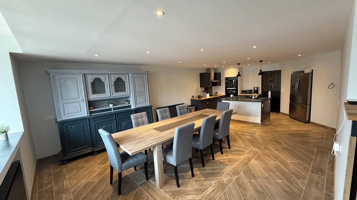 Saint-Parize-le-Chatel House | 4-star business residence with large private parking area