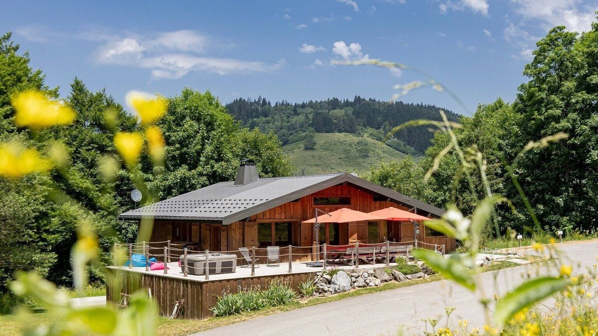 Habere-Poche Ski Chalet | 4-star chalet between lake and mountain, jacuzzi, sauna, opposite the slopes.