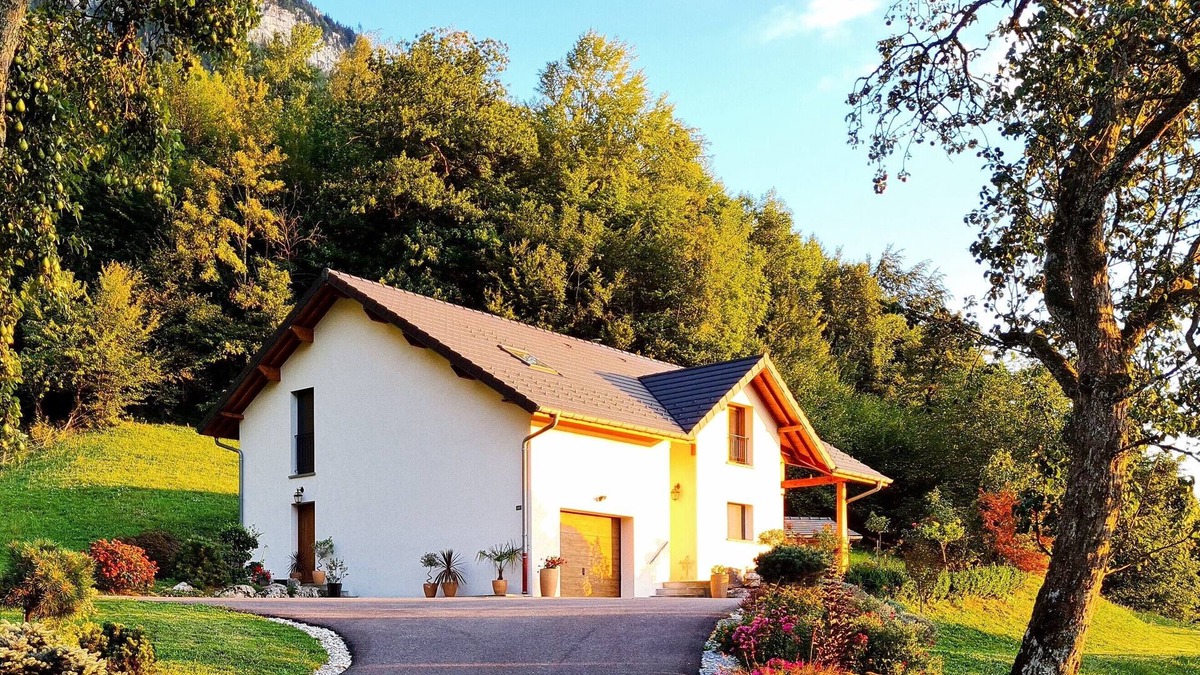 Aiguebelette-le-Lac House | 4-star gîte, 10 people, with SPA, 2 minutes from the lake. Lake view.