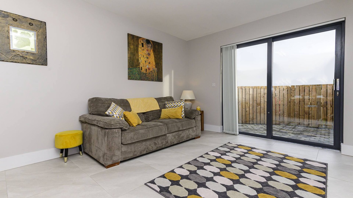Ormeau House | 4 Star Spacious Luxury. Free Parking and superfast WIFI. Close to city.