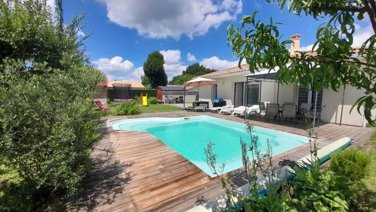 Listrac-Medoc House | 4-star villa, sleeps 6 with heated pool