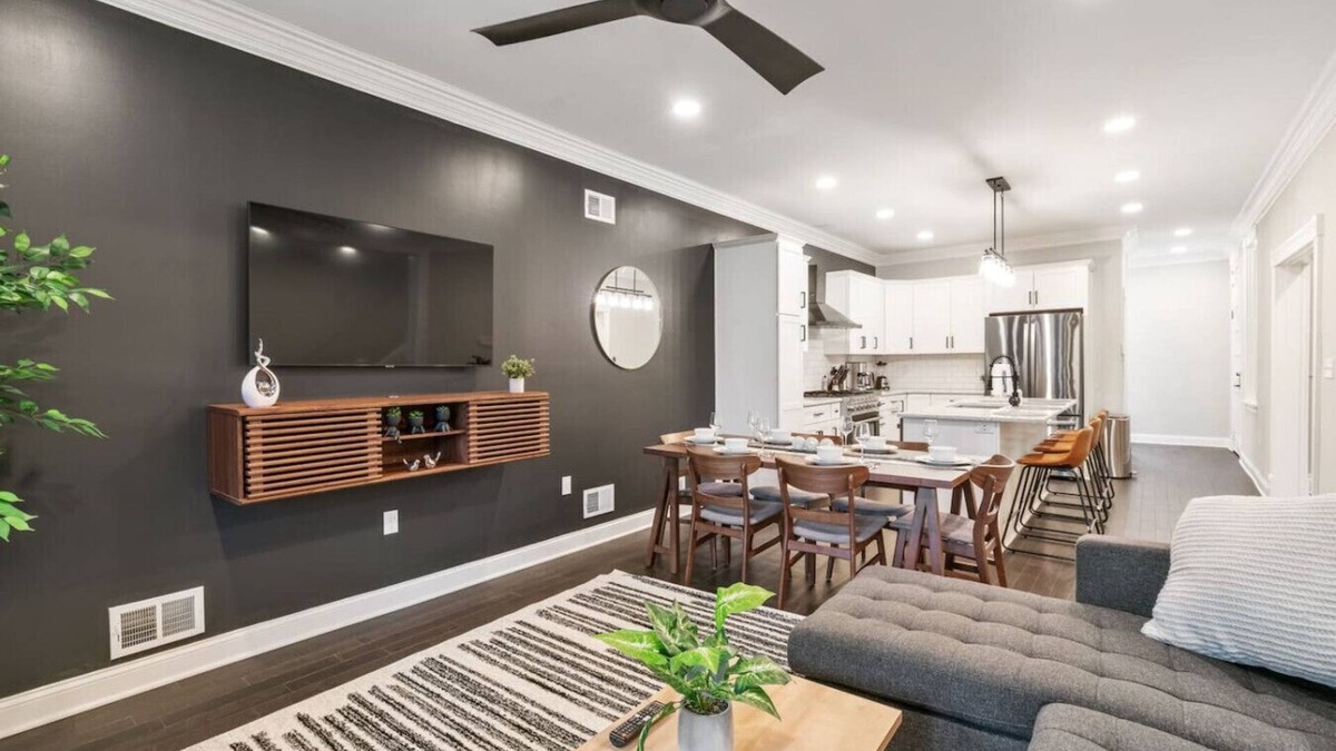 Shadyside Apartment | 4 Story Home|Triple King|Backyard|UPMC Shadyside