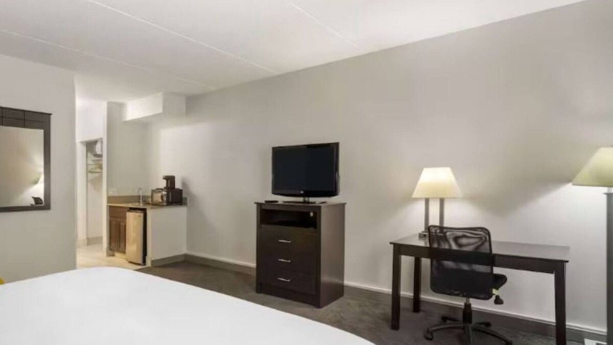 Mundelein Hotel | 4 Suburban Getaway Close to Dining, Shopping, and Entertainment in Mundelein