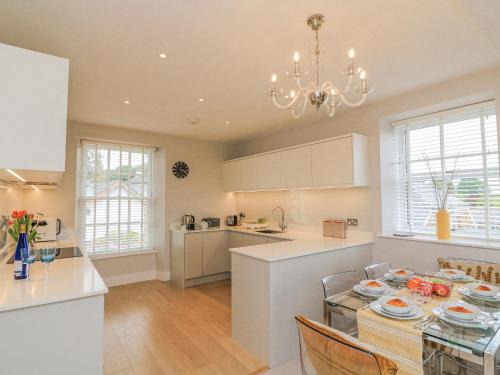 Dartmouth Apartment | 4 The Manor House Hillfield Village