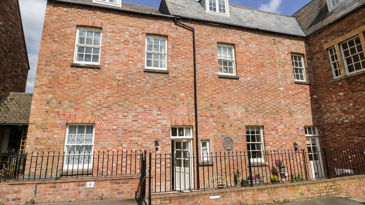 Shipston on Stour Cottage | 4 THE OLD COUNCIL HOUSE, family friendly in Shipston-On-Stour