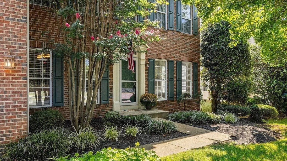 Lakeview House | 4-themed bedroom home in charming Haymarket with sauna & cinema theater room