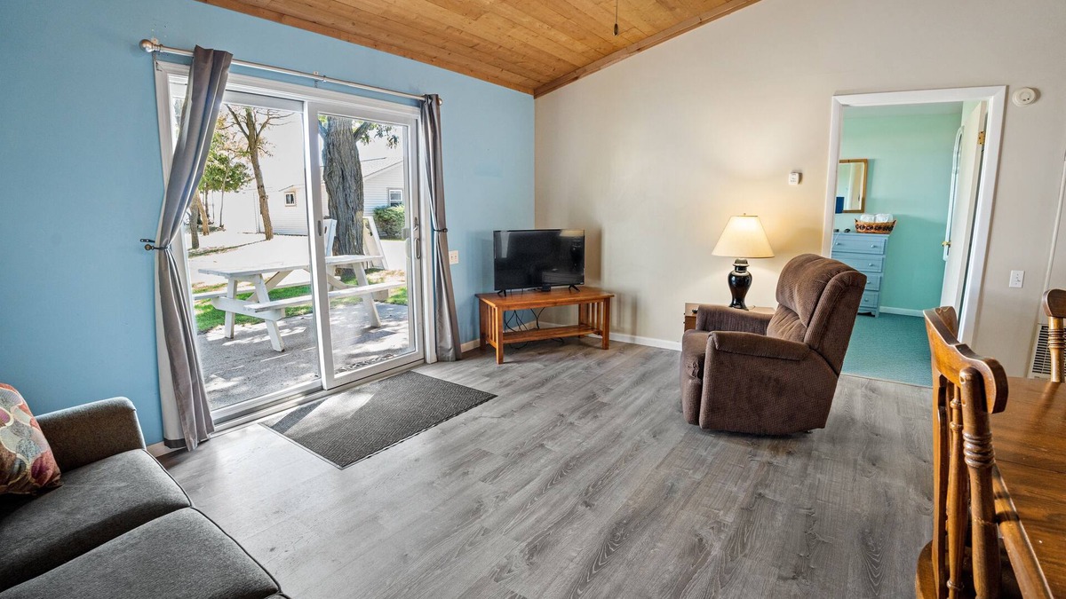 Oscoda Resort | #4 Thomas' Parkside Cottages, 2BR Wheelchair access w/Huron Beach view.