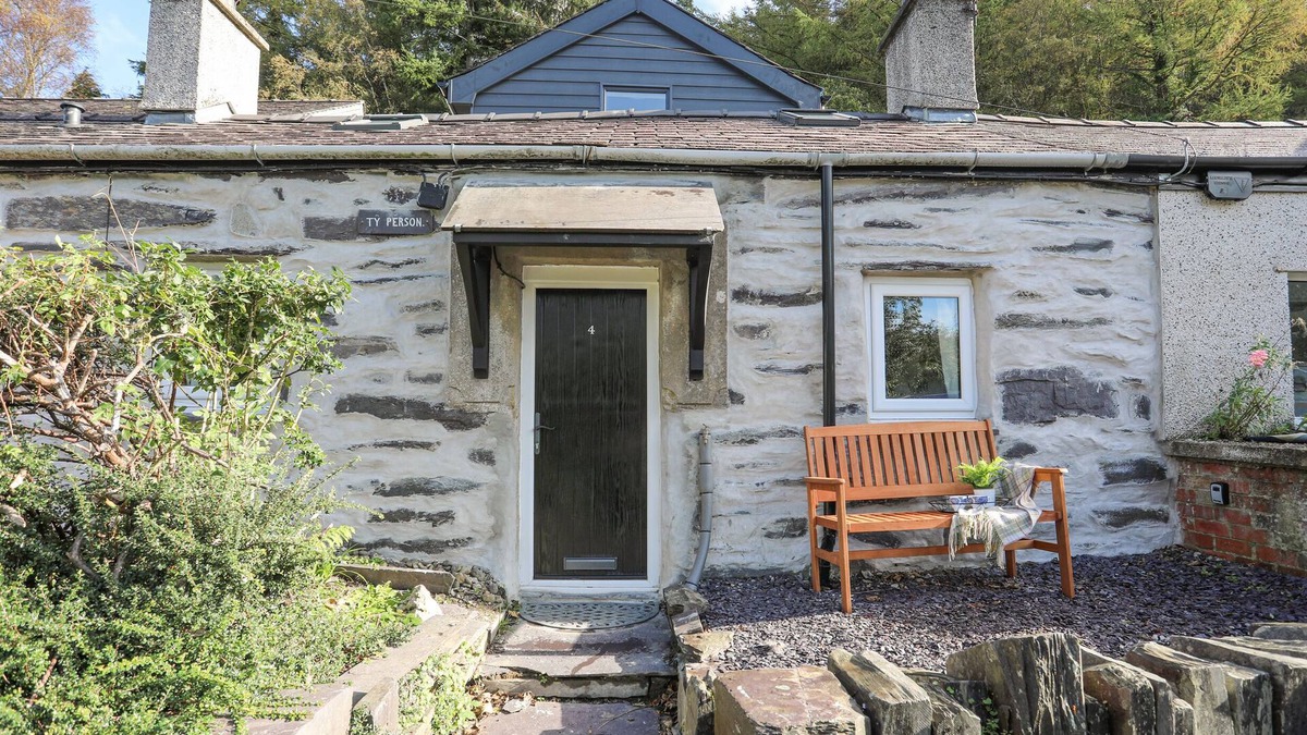 Bethesda Cottage | 4 TY PERSON, family friendly, country holiday cottage in Bethesda
