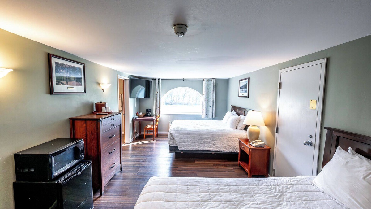 Shawnee On Delaware Hotel | 4 Units | Relaxing Mountain Retreat | Enjoy Scenic Views from a Charming Haven