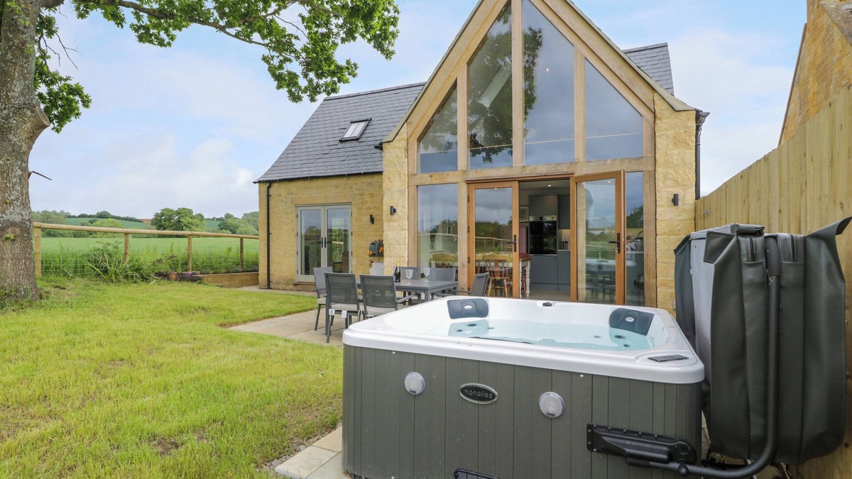 Moreton-in-Marsh Cottage | 4 WELLACRES COTTAGE, pet friendly, with hot tub in Moreton-In-Marsh