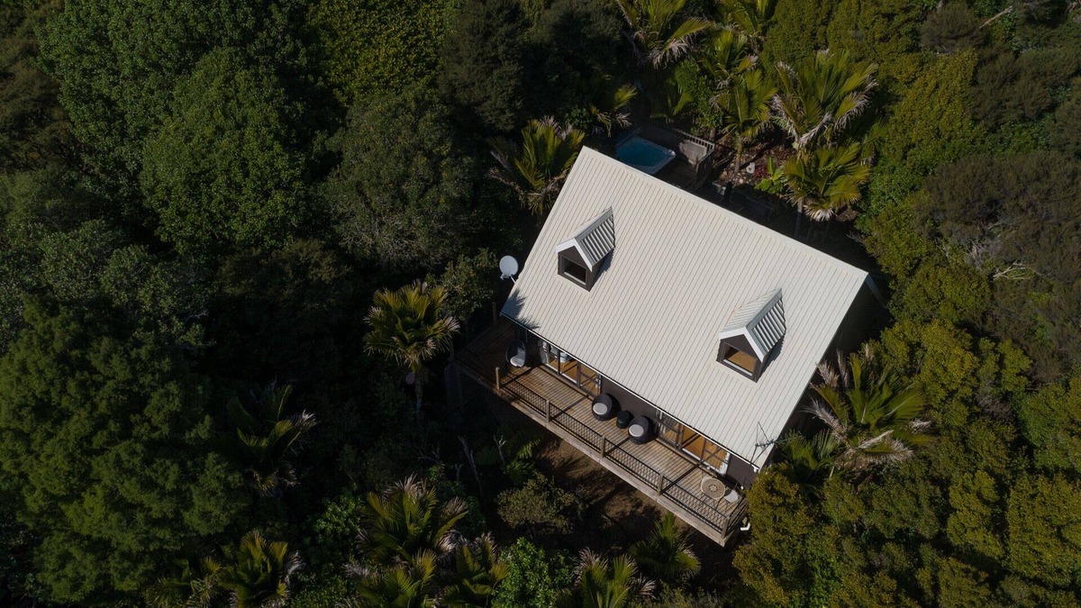 Onetangi Cottage | 4 Wheel Drive included. 5-minute walk from Ferry to car.nSpa Pool