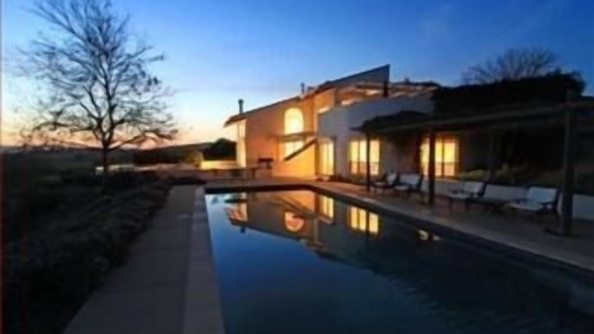 Soledad House | 40 Acres 5,000 Square Ft, $975/nt Sleeps 10-14 Pool, Vineyard, Views !