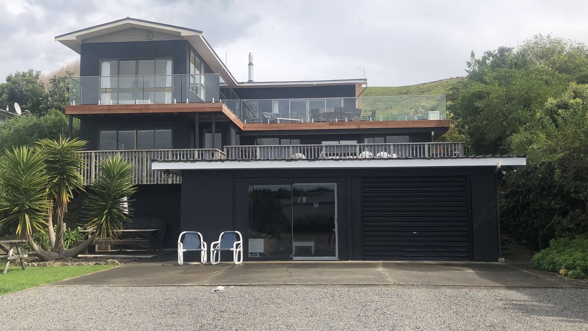 Porangahau House | 40 Beach Road Porangahau. Formally Porangahau Lodge, Quiet Beach Accommodation