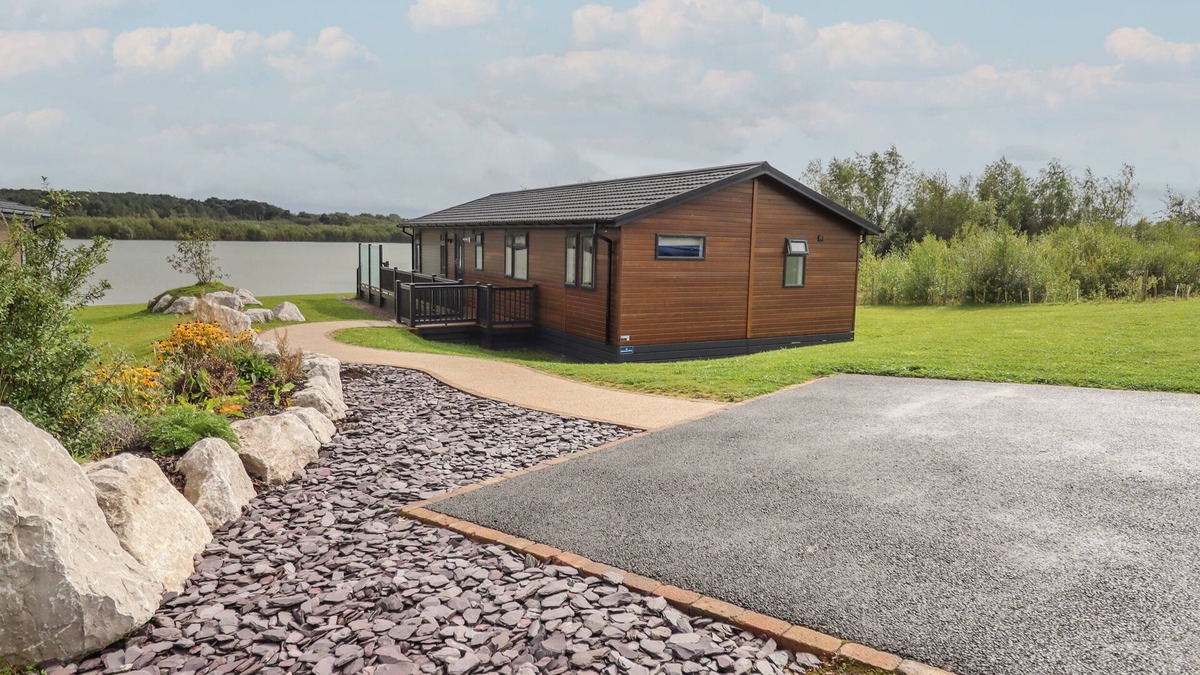 Oakmere Cottage | 40 DELAMERE POINT, pet friendly, with hot tub in Delamere