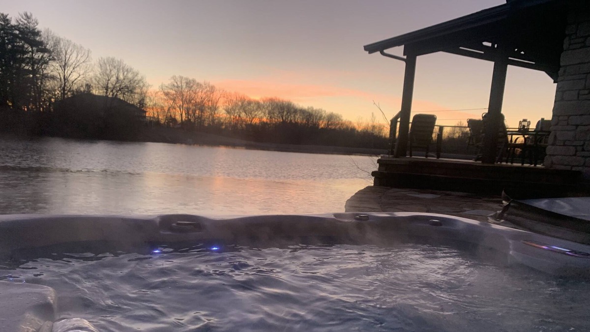 Renault Cottage | 40% discount Feb 5th-9th Book it while its HOT! and relax in the hot tub