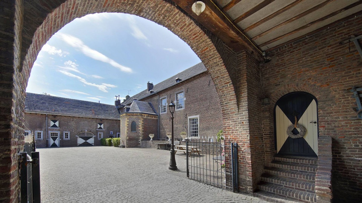 Schinnen Bed & Breakfast | 40 persons group arrangement, all of Castle Terborgh private for you!