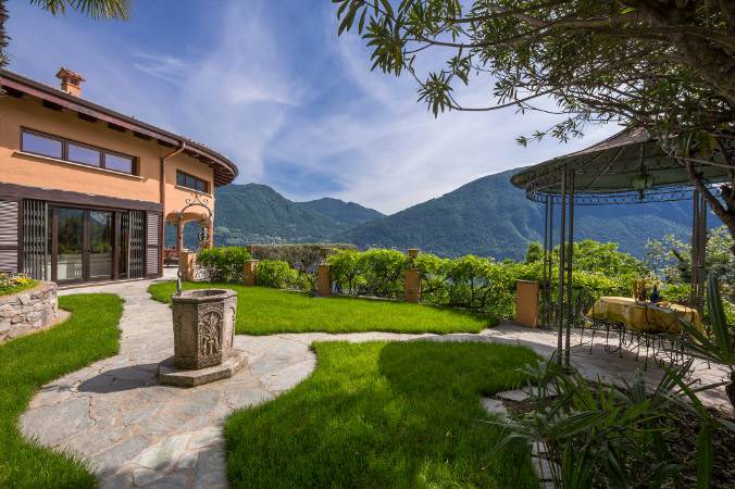 Cressogno Resort | 400 m² Luxury rental ∙ 8 bedrooms ∙ 16 guests