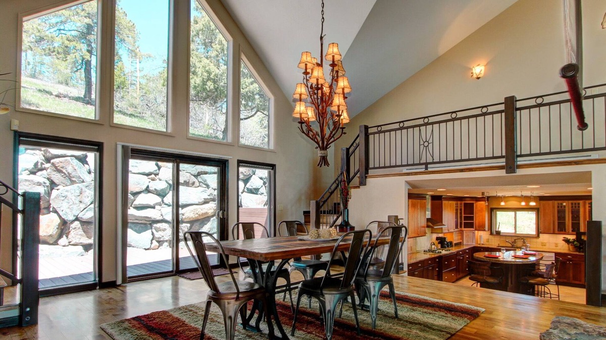 Evergreen House | 4000 SQ FT Luxury Mountain Home. 28 mins Denver & SKI. Best views! HOT TUB!
