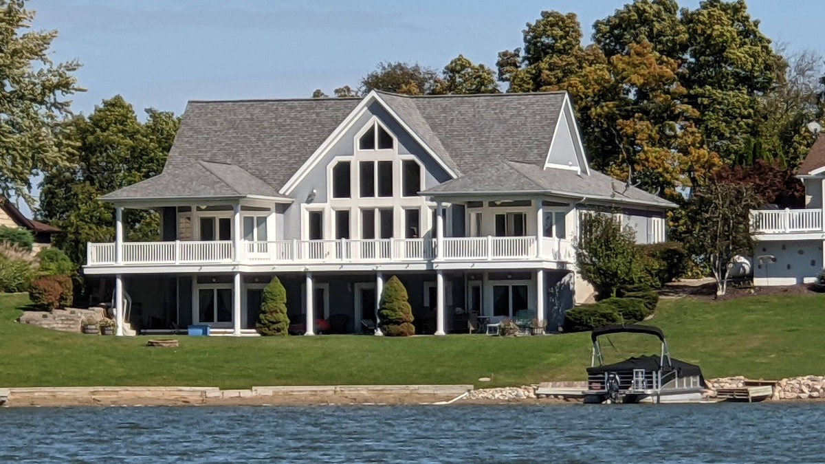 Frontier House | 4000 SQ FT, SANDY BEACH, CANOES, KAYAKS, PONTOON AND JETSKI AVAIL, A+ REVIEWS
