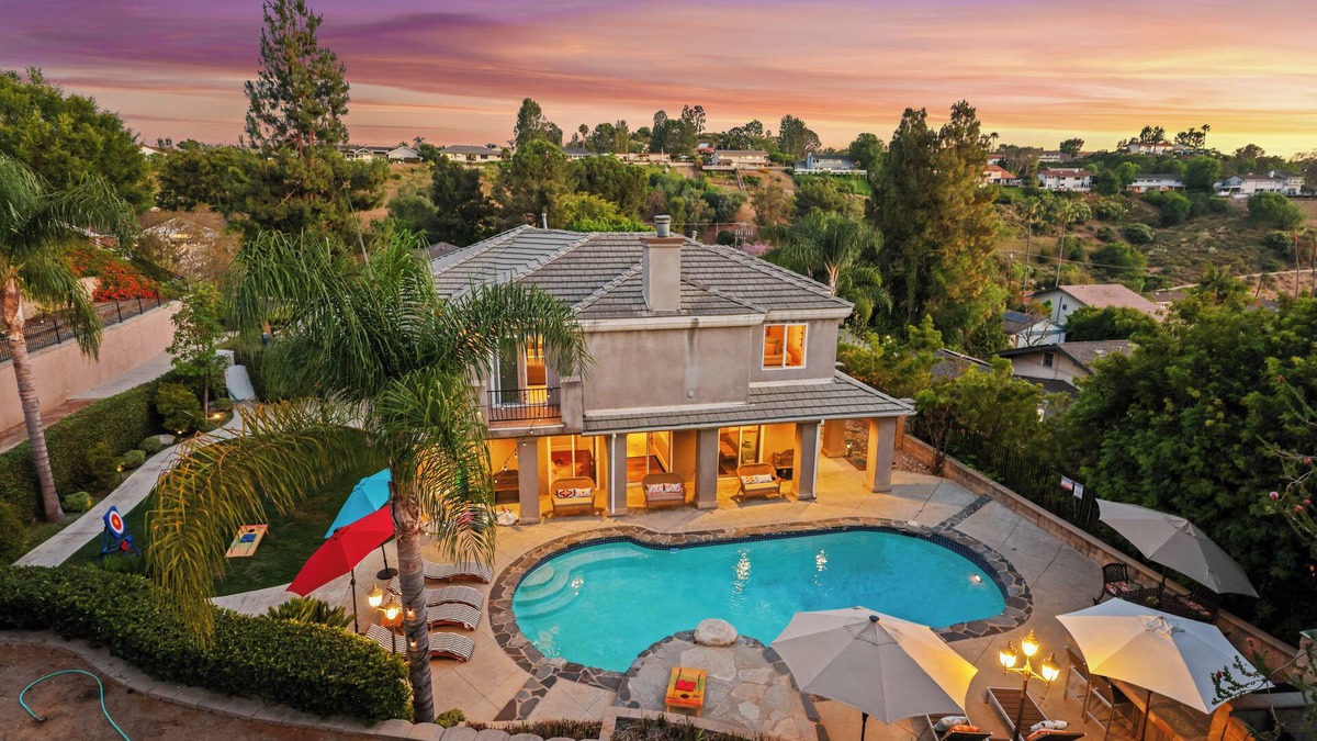Cowan Heights House | 4000SF + 18min Disney! Stunning Pool w/Basketball/Pool Table/Huge Private Yard
