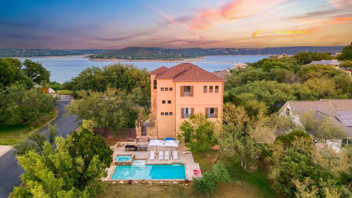 Travis Landing House | 403 m² House ∙ 5 bedrooms ∙ 12 guests