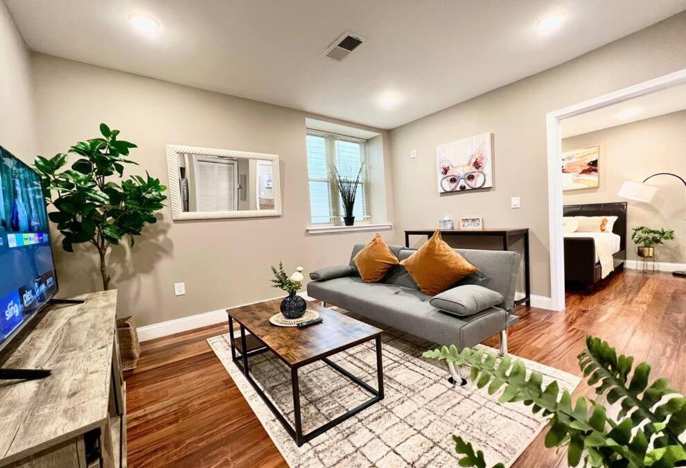 Logan Square Apartment | 405 Spacious and superior 1BDR APT in center city