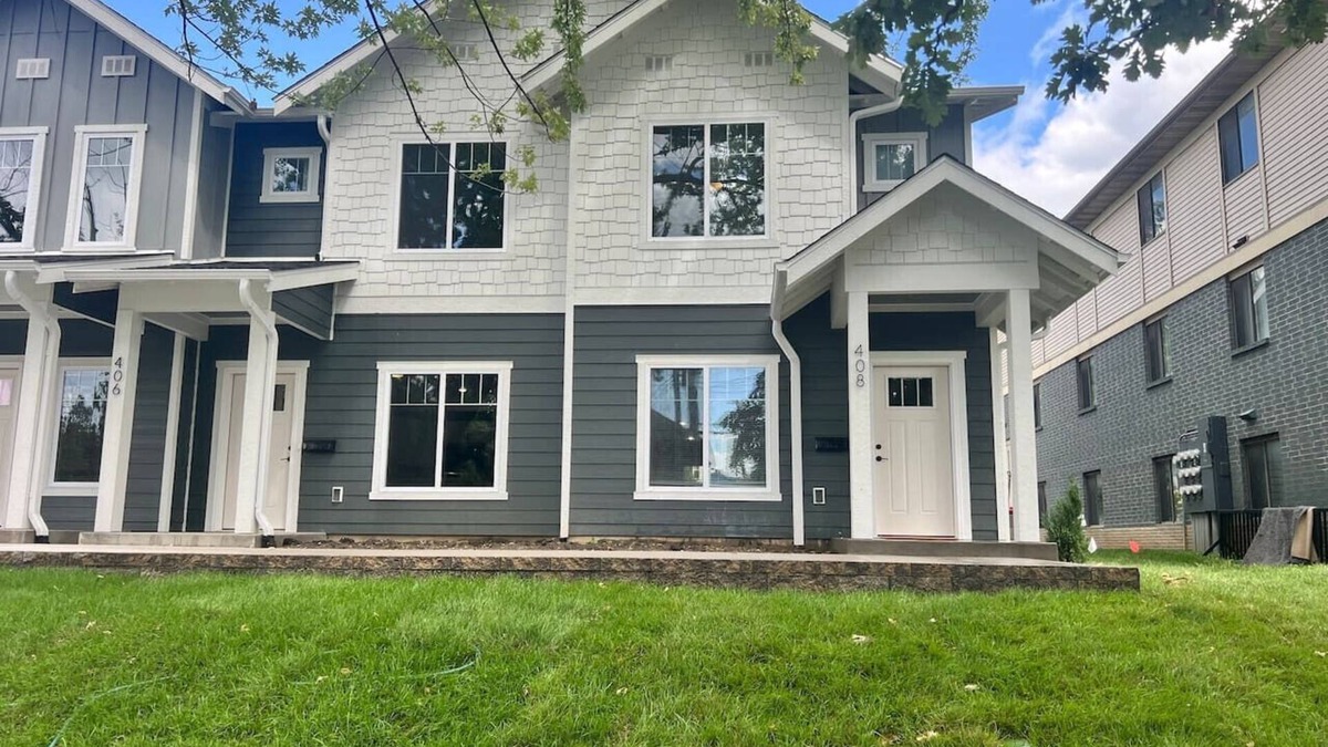 Iowa City House | 406 Large 3 Bedroom 2 Bath Townhome