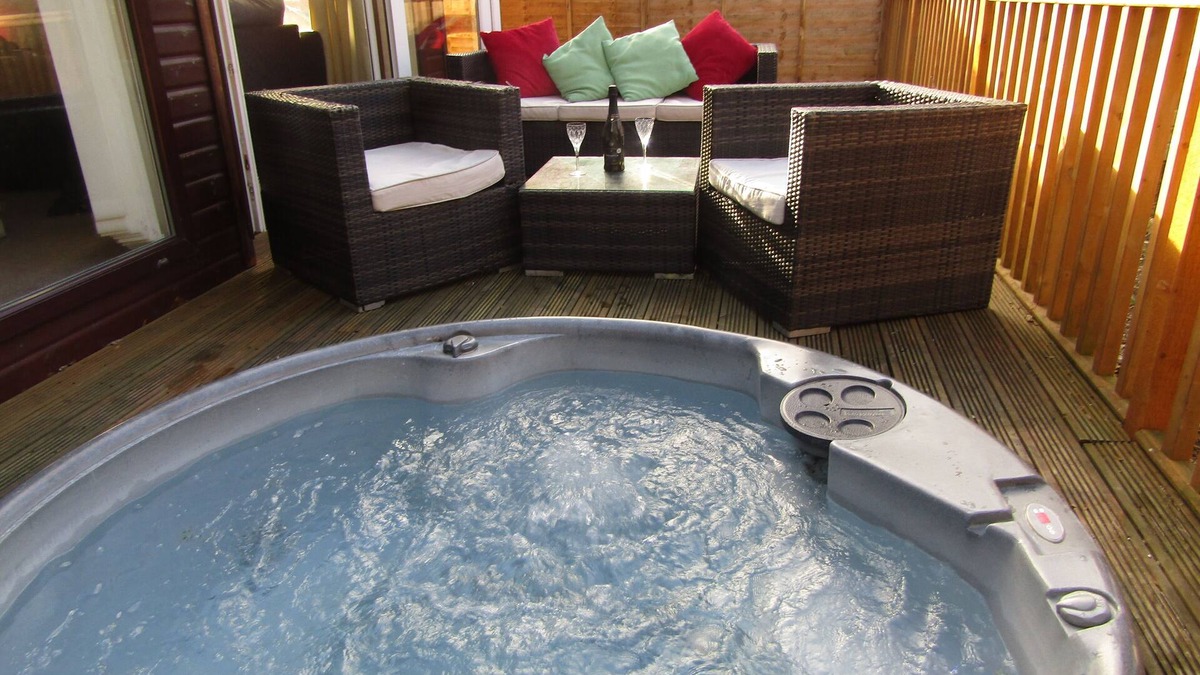 Scalby Cabin | 40ft x 20ft luxury holiday lodge near Scarborough; 3 bed, sleeps 6, hot tub