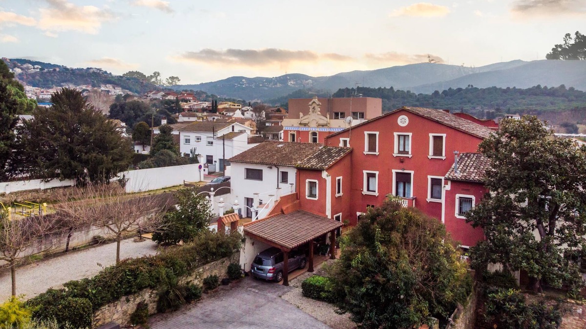 Sant Fost de Campsentelles House | 40m2 suite with two beds and private bathroom.