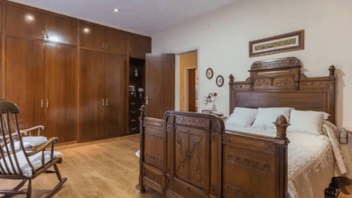 Sant Fost de Campsentelles Apartment | 40m2 suite with double bed and private bathroom.