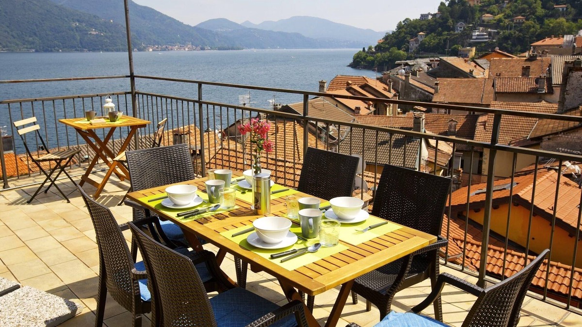 Cannobio Apartment | 4½-room corner maisonette in a central, quiet location with a magnificent roof terrace