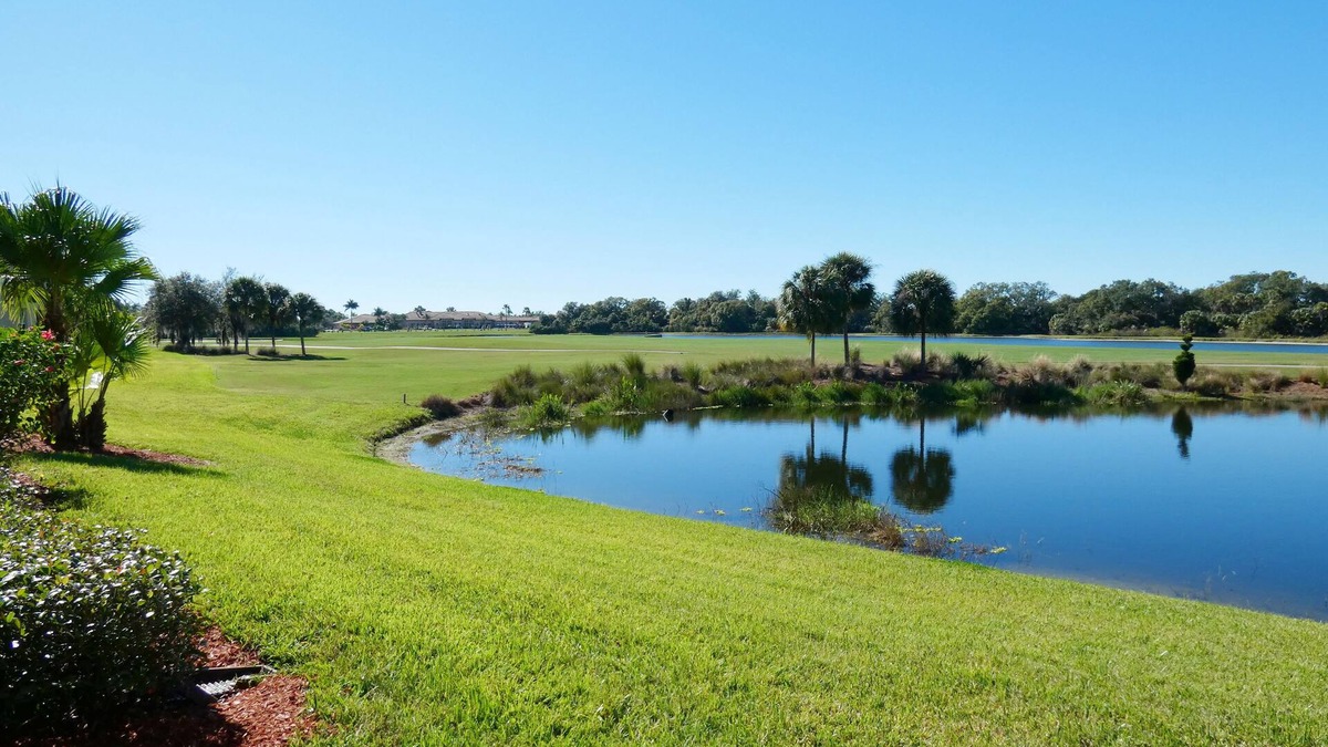 Bradenton House | 412-103 Gorgeous two lakes golf view Coach home