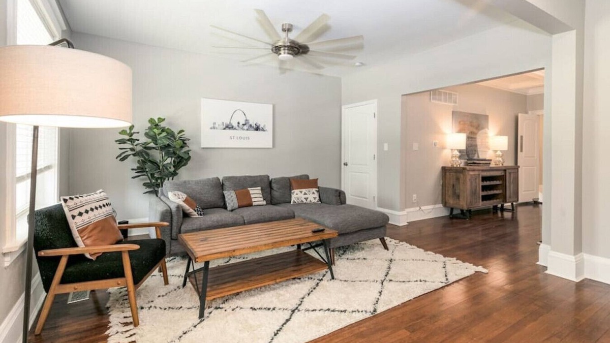 Shaw House | 4167 Shaw B · Freshly Renovated, Walk to the Botanical Gardens