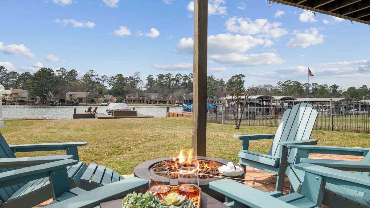 Walden on Lake Conroe House | 42.5+ Lake House — Dock, Swim, Fish, Lake Mat, Kayak, Light-Block. Drapes, King
