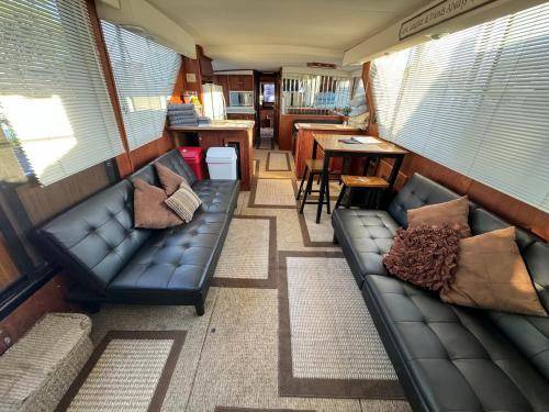 Anchor Bay Harbor Boat Rental | 42 m² Houseboat ∙ 2 bedrooms ∙ 6 guests