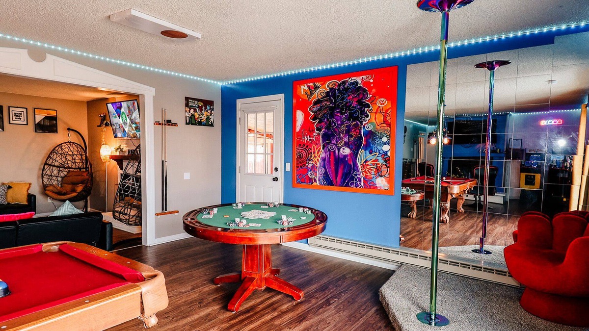 Dupont House | 420Friendly 8BR HotTub PS5 Arcade Theater Pool Sauna DancePole