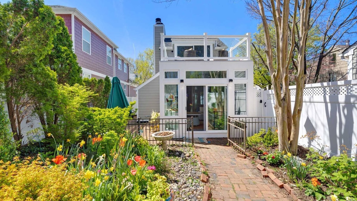 Eastport House | 421 Irie: Simply Charming 2 Story COTTAGE! Private Pool! 1 Off Street Parking!