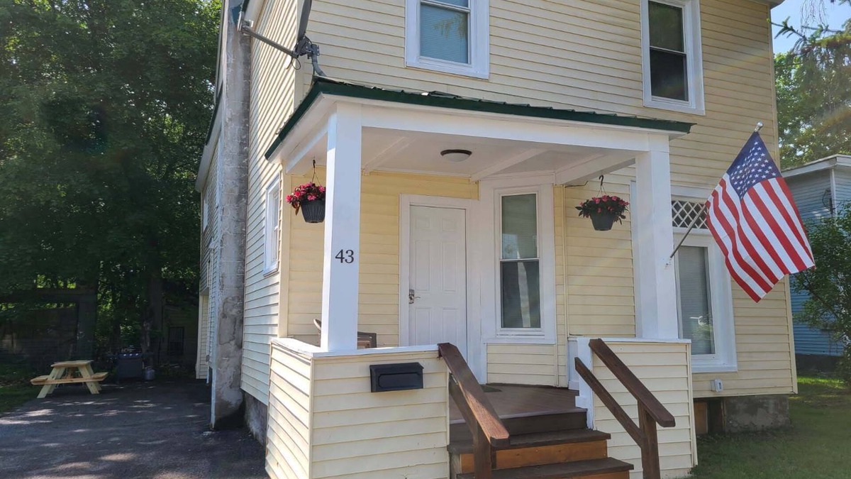 Oneonta Apartment | 43 Cliff - Apt 2 - 3 bdrm apt in City Center Oneonta, walkable to Main St