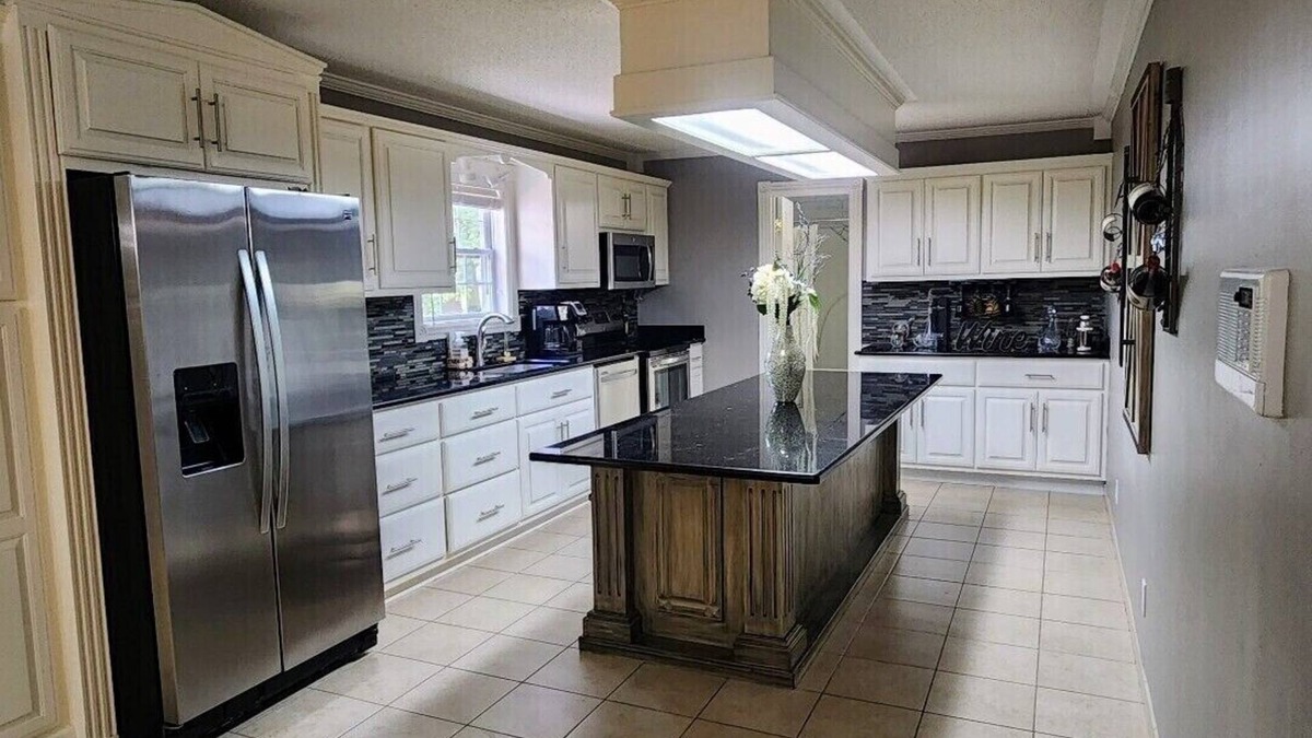 Murray House | 4300 Sq ft home very close to MSU. All decorated for Christmas.